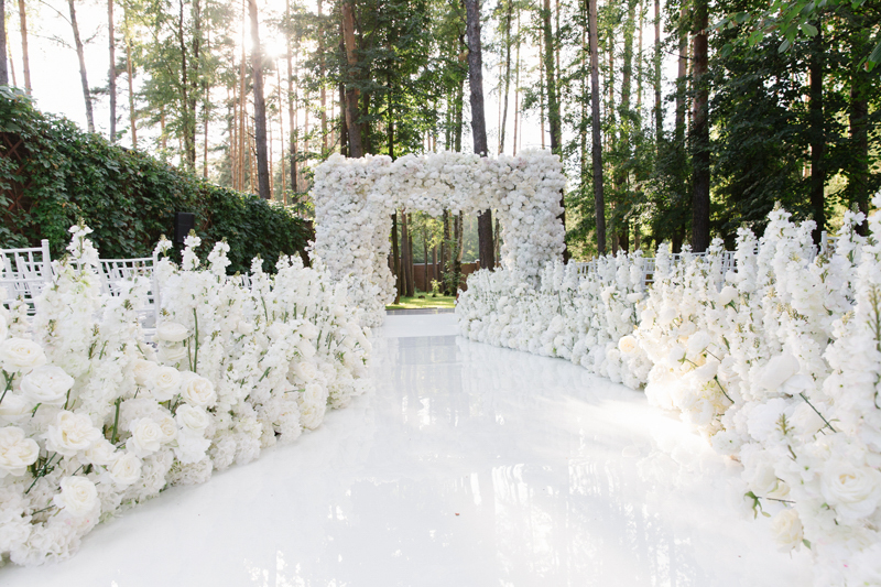 Muravnik-classic-white-arch-wedding-ceremony-11