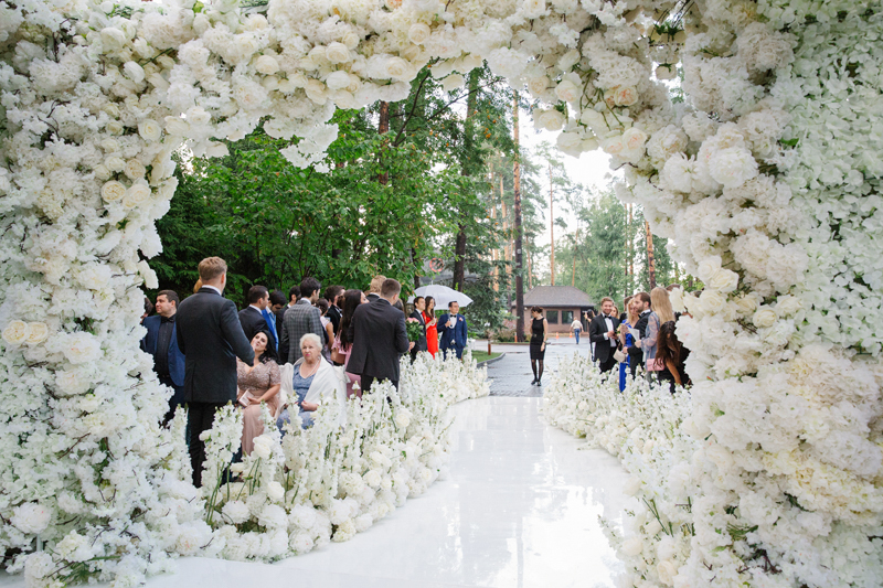 Muravnik-classic-white-arch-wedding-ceremony-14