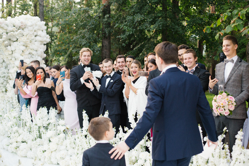 Muravnik-classic-white-arch-wedding-ceremony-16
