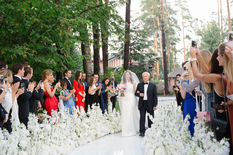 Muravnik-classic-white-arch-wedding-ceremony-18