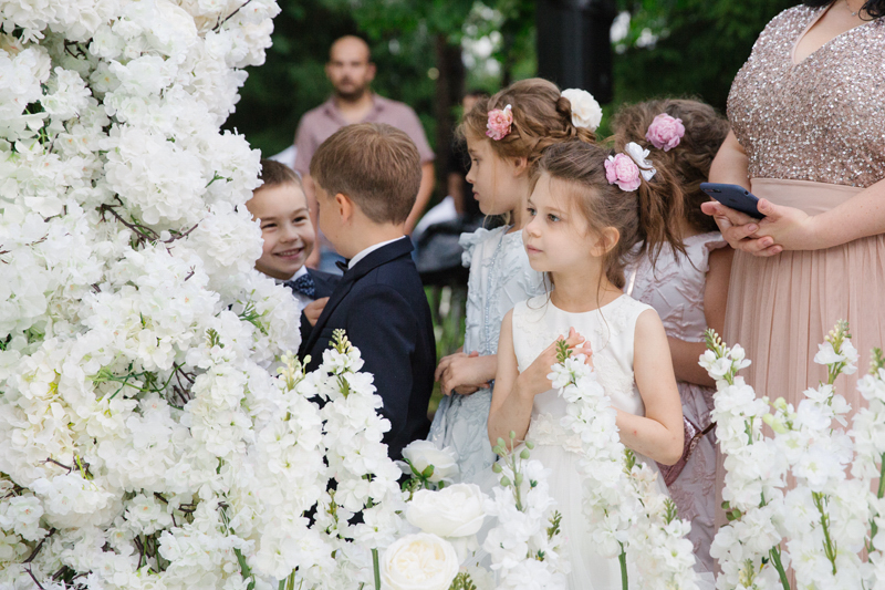 Muravnik-classic-white-arch-wedding-ceremony-28