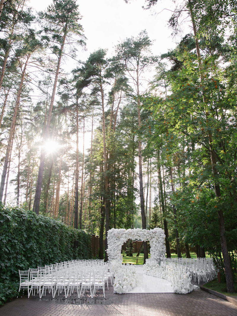 Muravnik-classic-white-arch-wedding-ceremony-4